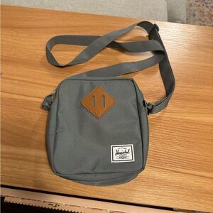 COPY - Herschel Heritage™ Crossbody - 2.6L gently used